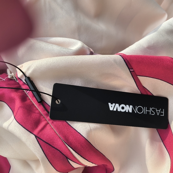 Fashion Nova Halter Jumpsuit NWT - Picture 8 of 8